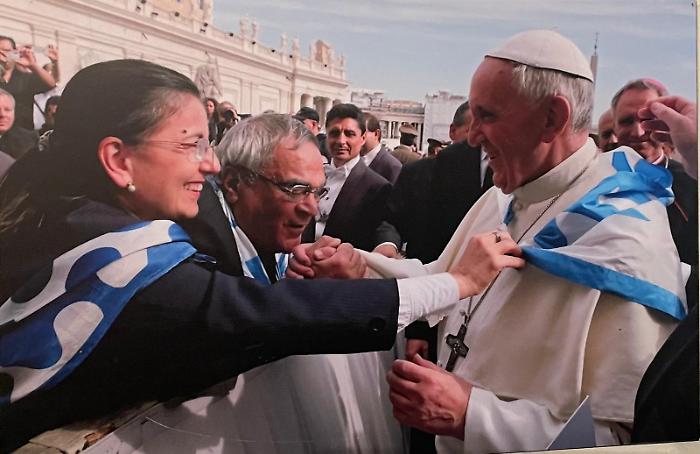 Papa Francesco con il fazzoletto della contrada dell'Onda