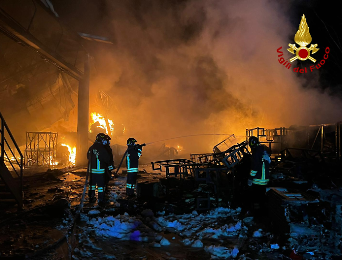 Rogo fabbrica di plastica Lucyplast, incendio domato ma con focolai isolati: operazioni no-stop dei vigili del fuoco. Si indaga sulle cause