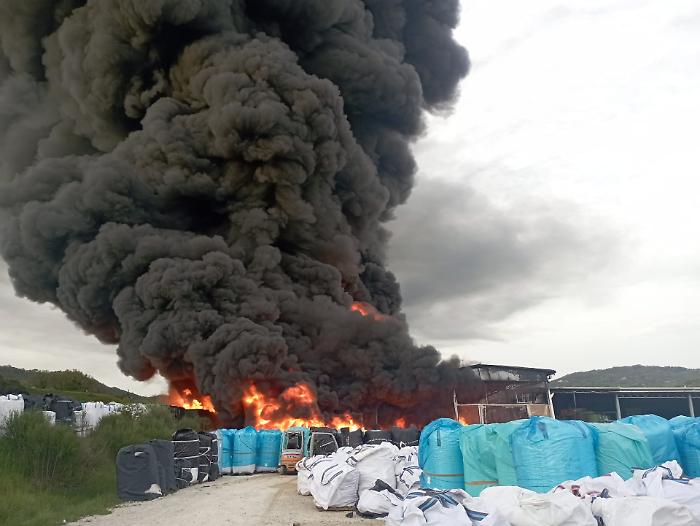 Incendio Lucyplast Umbertide, possibile presenza di residui nelle aree limitrofe: il numero per le segnalazioni. Prosegue il monitoraggio