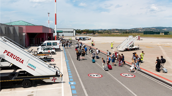 L'Aeroporto dell'Umbria apre la stagione estiva: nuovi parcheggi e potenziamento dei collegamenti Airlink