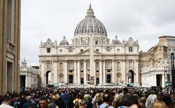 Migliaia di pellegrini umbri in viaggio per il Giubileo degli adolescenti e l'ultimo saluto al Papa