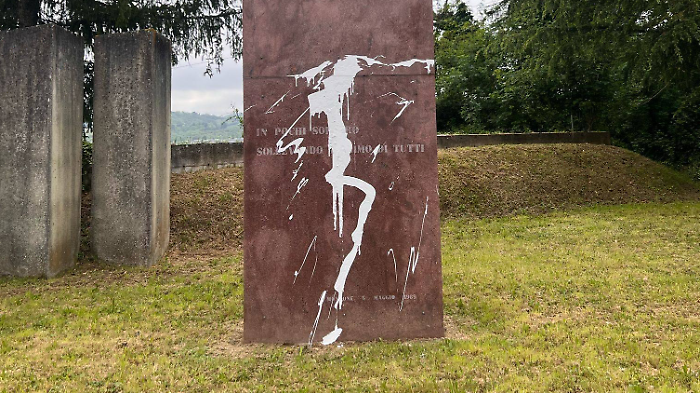 25 Aprile, imbrattato il monumento al partigiano a Montone. Il Comune: "Un gesto vile"
