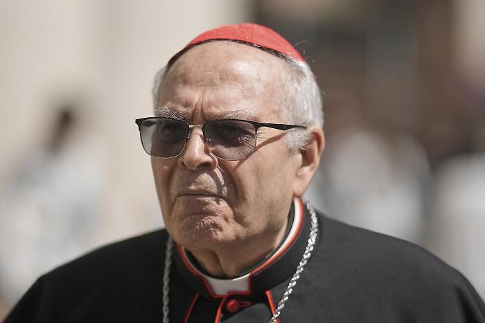Giovanni Battista Re, chi è il cardinale che celebra i funerali di Papa Francesco: origini, incarichi e il rapporto con 3 pontefici