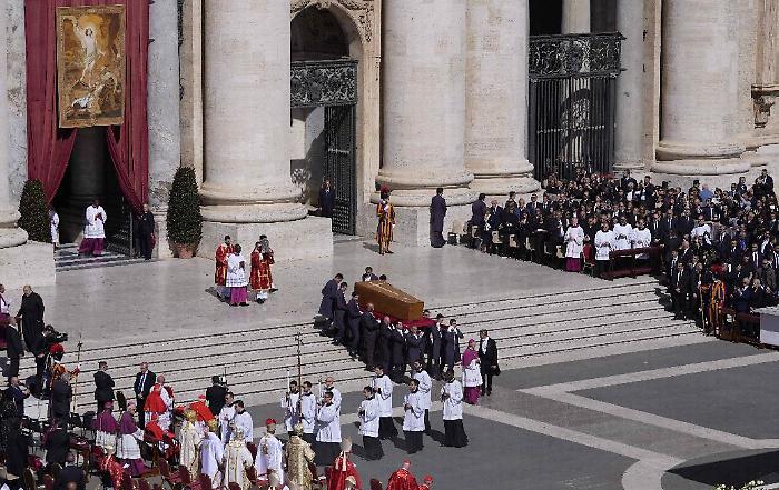 Funerali di Papa Francesco, quanto costano e chi paga. Il benefattore misterioso e l'ipotesi Berlusconi