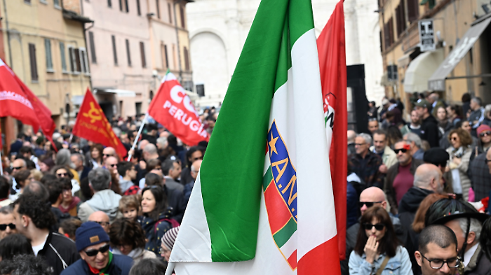 Perugia, la denuncia dopo il corteo del 25 aprile: "Aggredito perché avevo la bandiera dell'Ucraina"