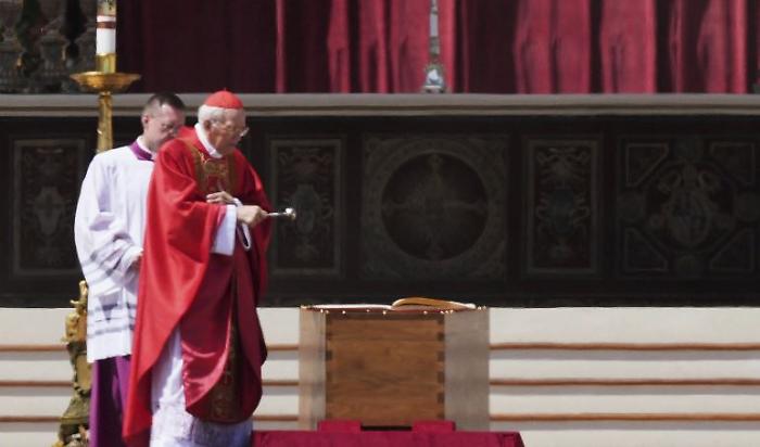 Conclave, nell'omelia del cardinale decano Re l'identikit del prossimo Papa e la Chiesa del futuro