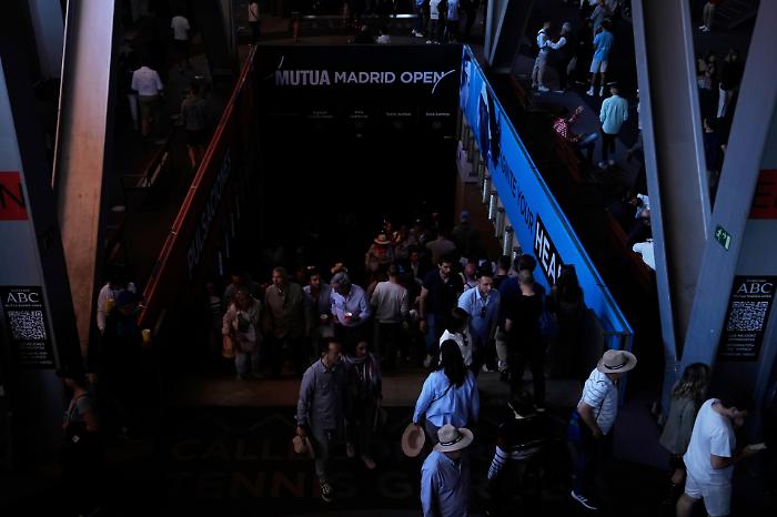 Blackout colpisce la spagna, disagi a trasporti e internet: si teme un possibile cyberattacco. Disagi anche in Portogallo e Francia