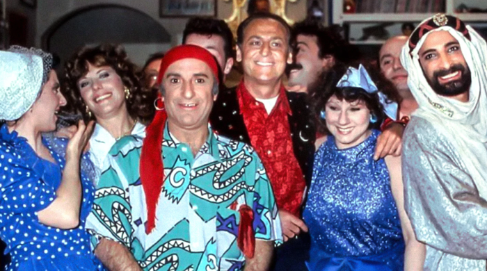 Quelli della notte, vita e morte di uno show che ha fatto la storia della tv: chi erano i personaggi e perché non proseguì