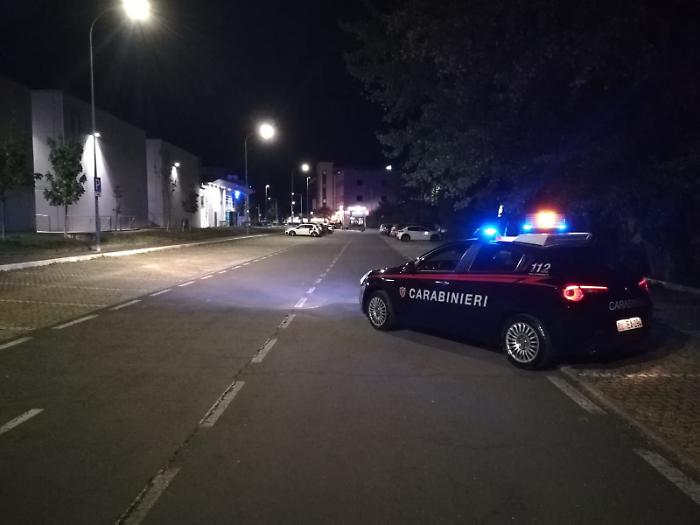 Terni, aggredisce in piazza Solferino un coetaneo per gelosia e gli rifila 4 coltellate: rintracciato colombiano di 26 anni