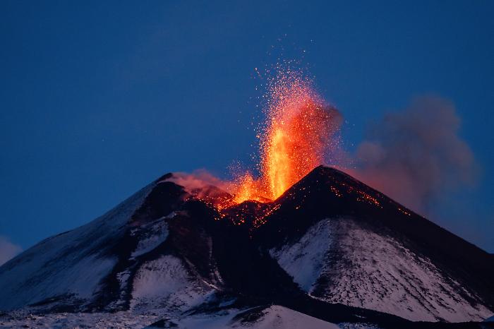 Etna in eruzione, colata lavica a 3.000 metri. Allerta arancione per i voli