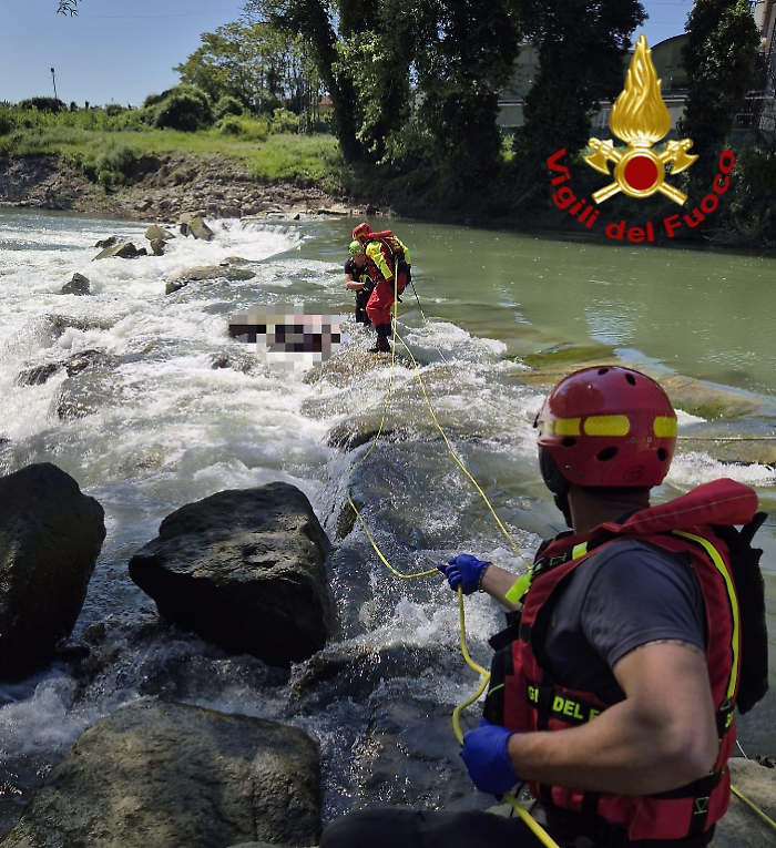 Uomo senza vita trovato lungo il fiume Tevere a Ponte Valleceppi