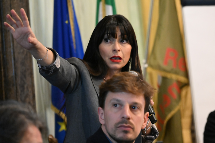 Bocciata la mozione di sfiducia alla presidente Stefania Proietti: le votazioni e gli interventi in aula