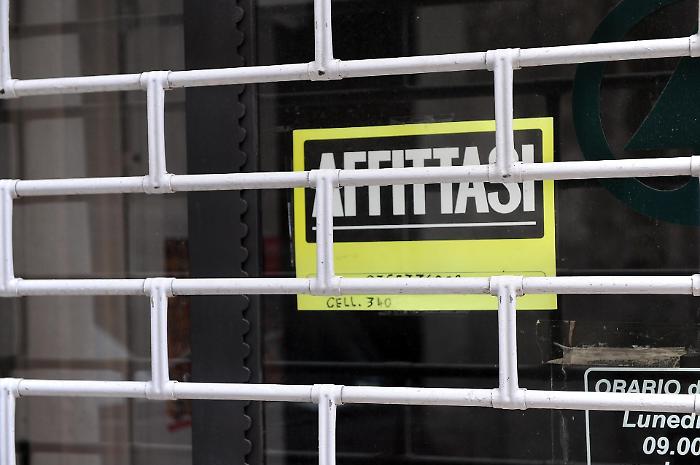 Chiudono le attività commerciali