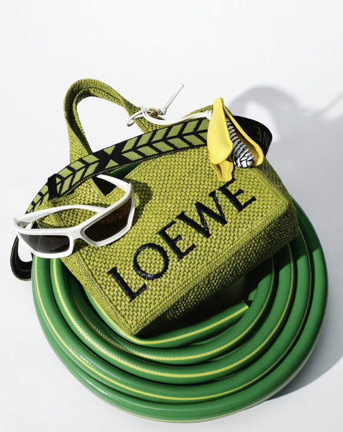 Loewe è (di nuovo) il brand più desiderato al mondo. Ecco tutti gli elementi che l'hanno reso il nome della moda più virale e cosa aspettarsi dal futuro del marchio