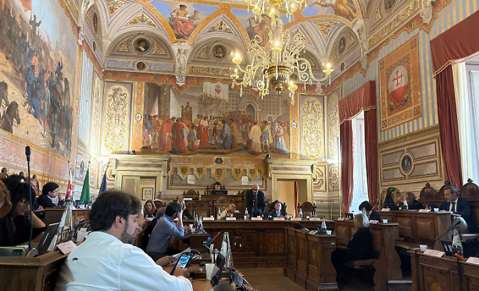 Foligno, scontro in consiglio sugli aumenti Tari: rincari medi del 9%
