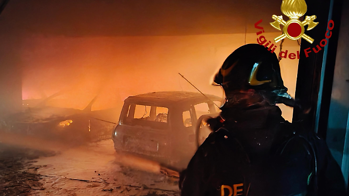 Incendio al parcheggio Matteotti di Assisi: danni ingenti e sequestro parziale dell'area
