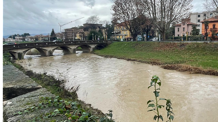 Cade nel fiume Topino a Foligno, 14enne salvato da due vigili urbani