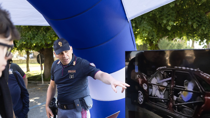 Castiglione del Lago, studenti a lezione di educazione stradale con la polizia di Stato. In piazza c'è pure la Lamborghini Huracan