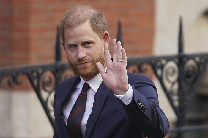 Il principe senza scorta: cosa resta ad Harry per rientrare nella Royal Family. Tre soluzioni e un nemico che ha un nome e un volto