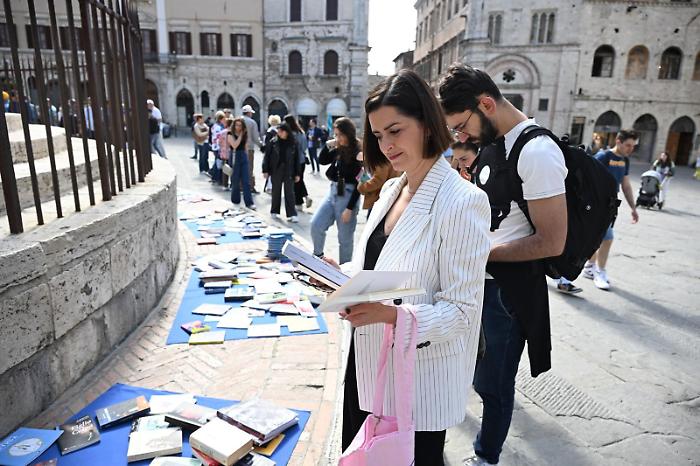 Dritti alla fonte: Perugia celebra la lettura con oltre 3.000 libri donati ai cittadini 