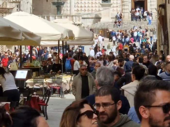 Centro storico di Perugia preso d'assalto: pellegrini di Acutis e libri gratis fanno registrare il pienone. Giornate d'oro per il turismo