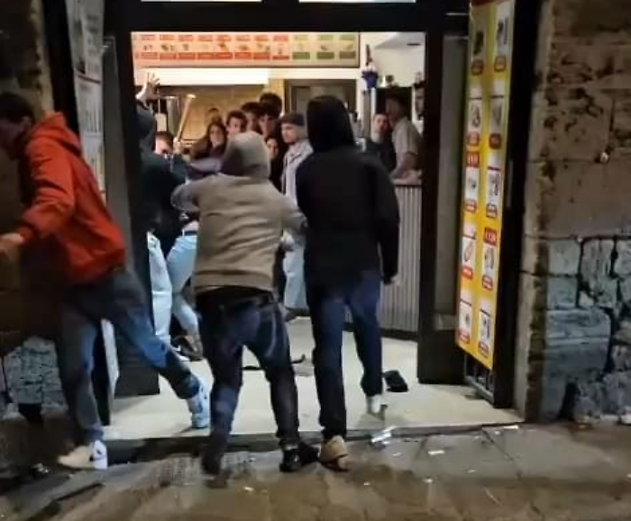 Follia in un locale etnico: aggressione lampo con bastoni e mazze in via Bartolo