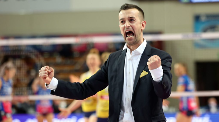 Final Four Champions League, buona la prima per l'Imoco del folignate Santarelli. Egonu e Milano vanno ko in 4 set