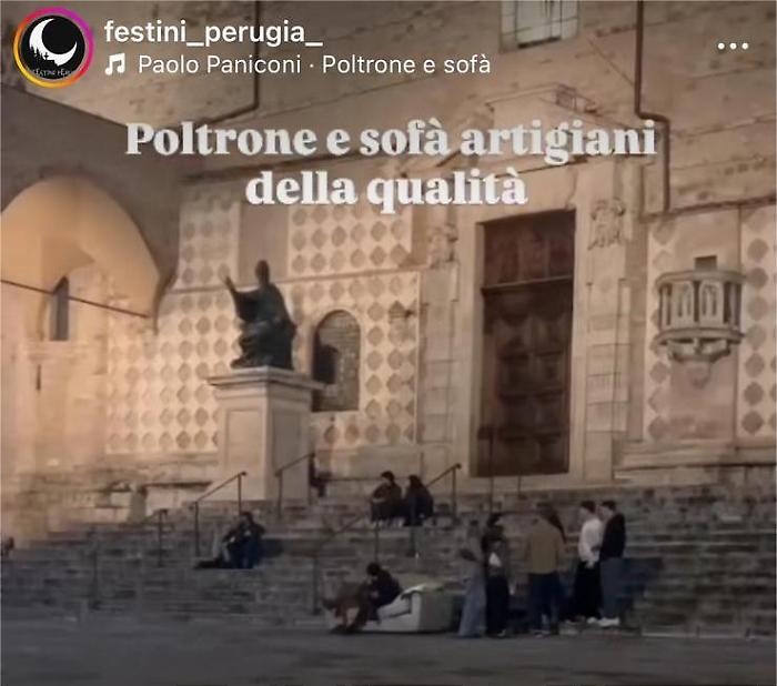 Spaparacchiati sul divano in piazza IV Novembre davanti alla Fontana maggiore: il video Instagram diventa virale