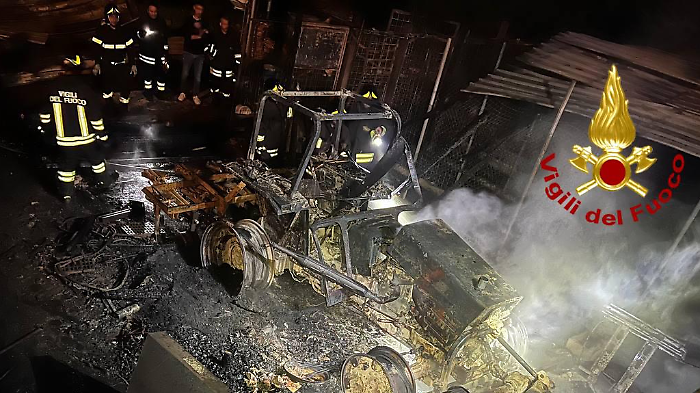 Incendio distrugge rimessa agricola: morti sei cani, ferito il proprietario che ha tentato di salvarli