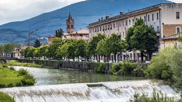 Rischia di annegare nel fiume, salvato da due vigili: i complimenti del sindaco