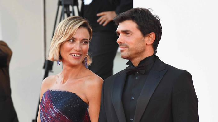 Anna Foglietta e il marito Paolo Sopranzetti. Dai banchi di scuola all'amore nato dopo 16 anni grazie a Facebook. Poi il matrimonio e i 3 figli