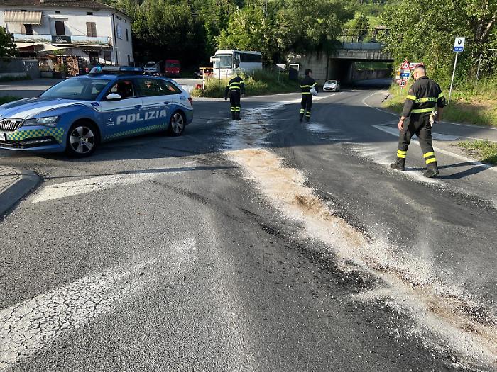 Mezzo perde gasolio, grossa scia e pericolo sulla strada alla rotatoria dello Scalo
