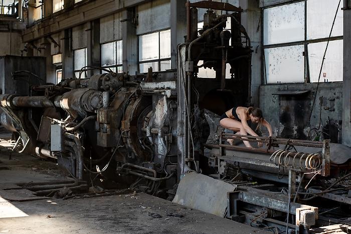 Terni, al CAOS performance e archeologia industriale si fondono con "Segni di Memoria" di Silvia Piconi. L'ipnosi diventa forma artistica