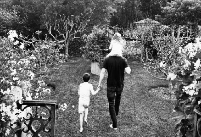 Meghan Markle sfida la Royal Family con una foto: Harry e i figli, la sua nuova "monarchia"