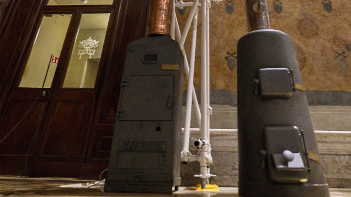 La stufa che elegge i Papi: orari (anche tv), segreti e simboli delle fumate 2025
