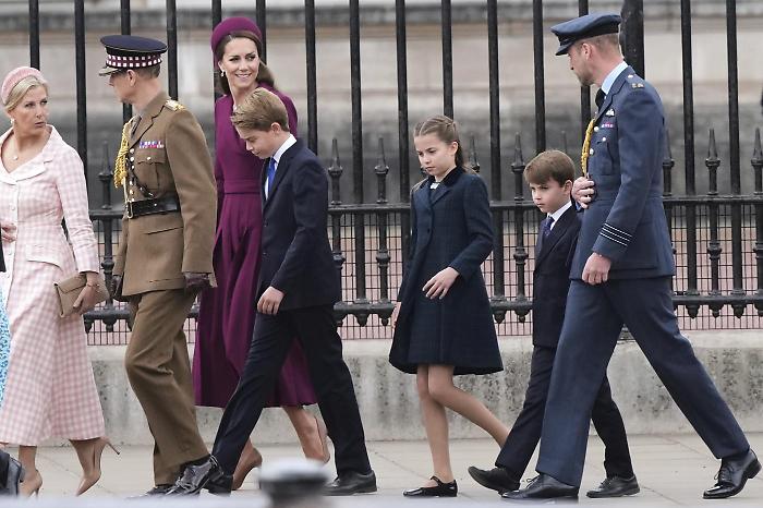 George, Charlotte e Louis: il futuro della Corona sfila sotto gli occhi del mondo