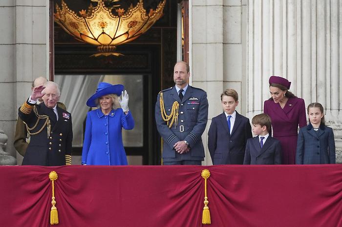 Buckingham risponde a Harry dal balcone reale: il messaggio a Harry e Meghan
