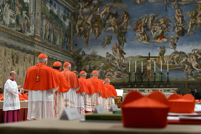 Il conclave dove il tempo si ferma: niente cellulari e niente orologi: Così i cardinali si isolano per eleggere il Papa