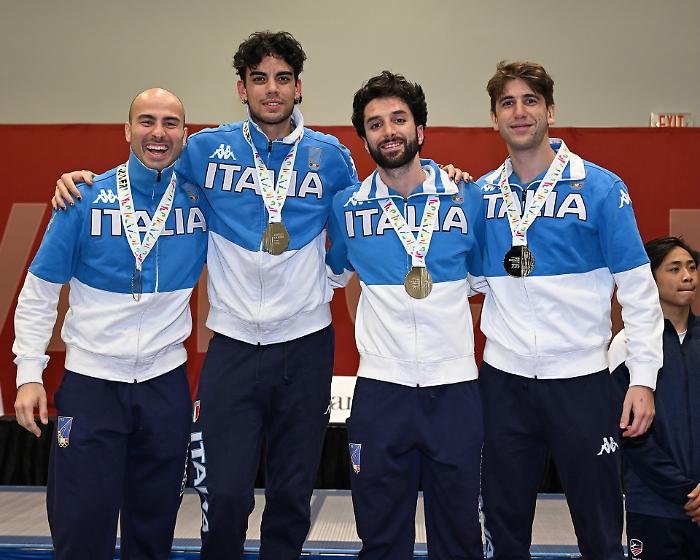 Foconi e la squadra azzurra di fioretto argento in Coppa del Mondo a Vancouver