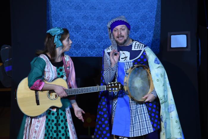 Isola di confine, la compagnia teatrale con numeri sconfinati: ogni anno svolge attività per 600 tra insegnanti e alunni