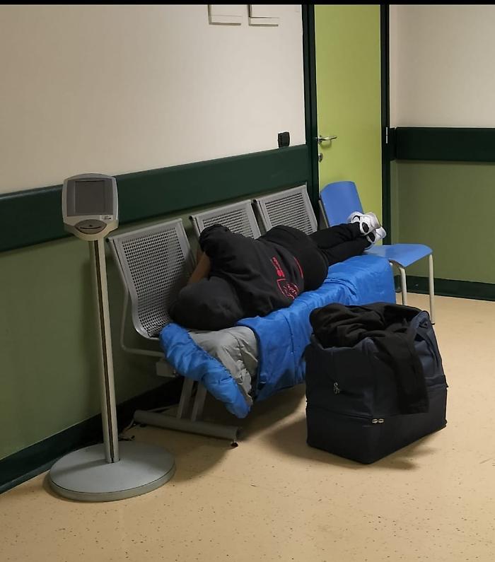 Dieci senzatetto dormono nelle sale d'attesa dell'ospedale: la denuncia con le foto  e l'esposto a prefetto, Comune e Regione