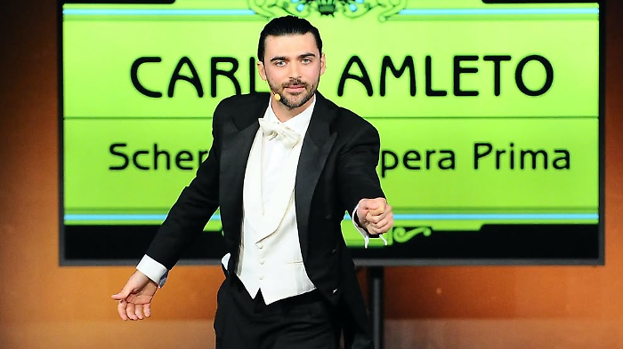 Chi è Carlo Amleto, la new entry del Gialappa's show: la fidanzata Giulia Vecchio, il successo a Zelig, i TG0 