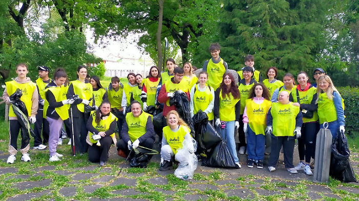 Terza edizione di Puliamo Castello: studenti delle superiori promuovono il rispetto dell'ambiente