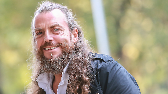 L'isola dei famosi, Mirko Frezza racconta l'associazione Casale Caletto: "Diamo pasti caldi alle persone indigenti, la porteremo anche in Umbria, a Trevi". Ecco chi è e cosa fa il naufrago