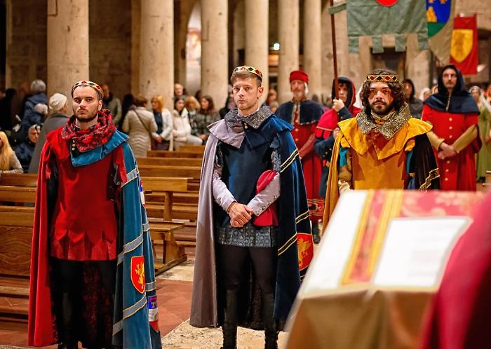 Corsa all'Anello: le tre serate delle benedizioni dei cavalieri di Fraporta, Santa Maria e Mezule. Il rito verso la gara equestre dell'11 maggio