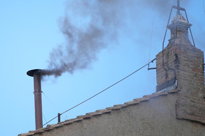 Conclave, anche la seconda fumata è nera: continua l'elezione del nuovo Papa