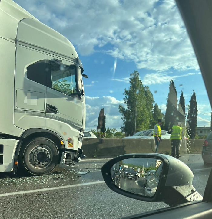Incidente sul raccordo a Ponte San Giovanni: tamponamento tra camion e auto. Traffico in tilt