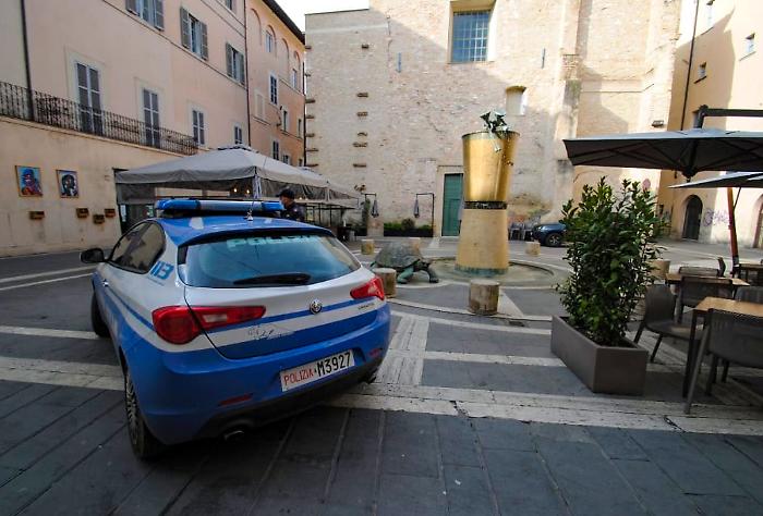 Foligno, aggredisce e deruba la fidanzata in strada: arrestato 36enne 