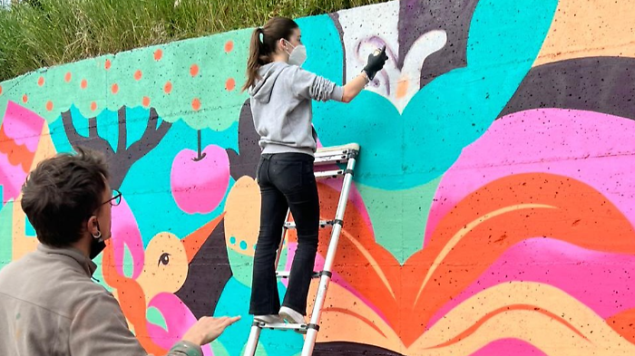 Giovani artisti trasformano il borgo: un murale di 20 metri per ridare vita 