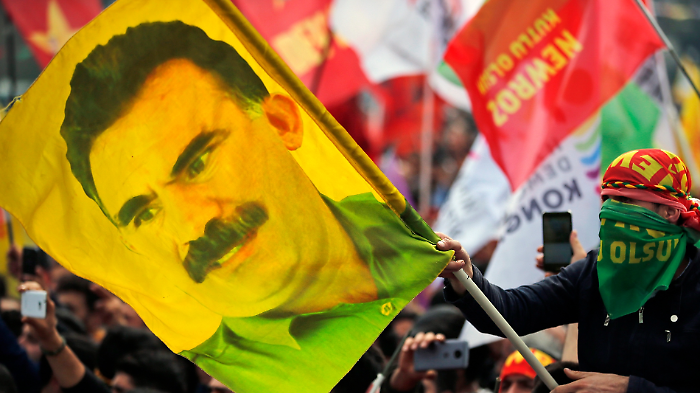 Turchia, il Pkk annuncia scioglimento e disarmo: una nuova fase politica per i diritti curdi dopo l'appello del fondatore Öcalan
